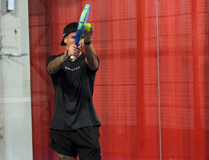 Como melhorar o saque no padel e começar o ponto com vantagem