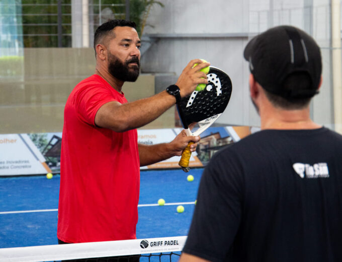 Padel para iniciantes: tudo o que você precisa saber para começar na Arena Padel Camboinhas